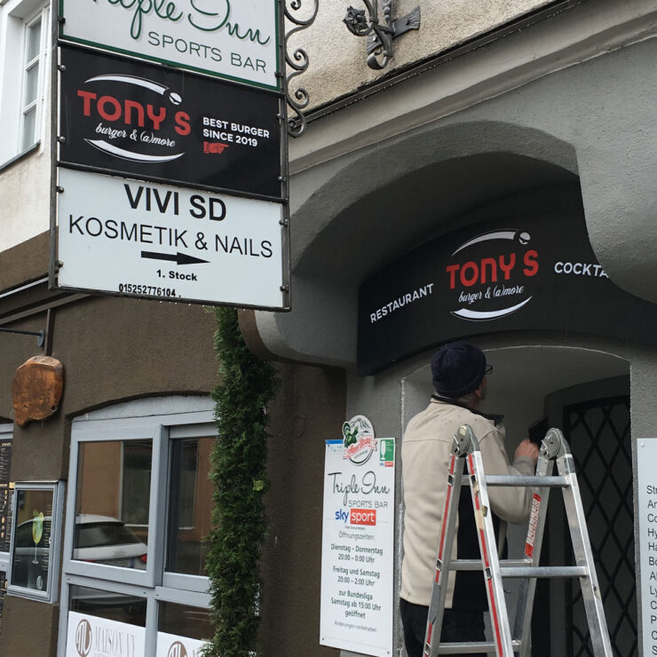 Bei der Montage für Tonys Burger